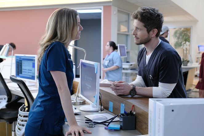 The Resident - 00:42:30 - Photos - Emily VanCamp, Matt Czuchry