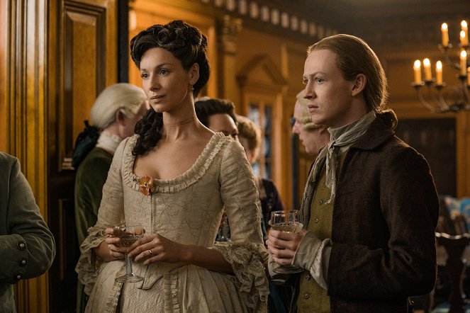 Outlander - Do No Harm - Photos - Caitríona Balfe, John Bell