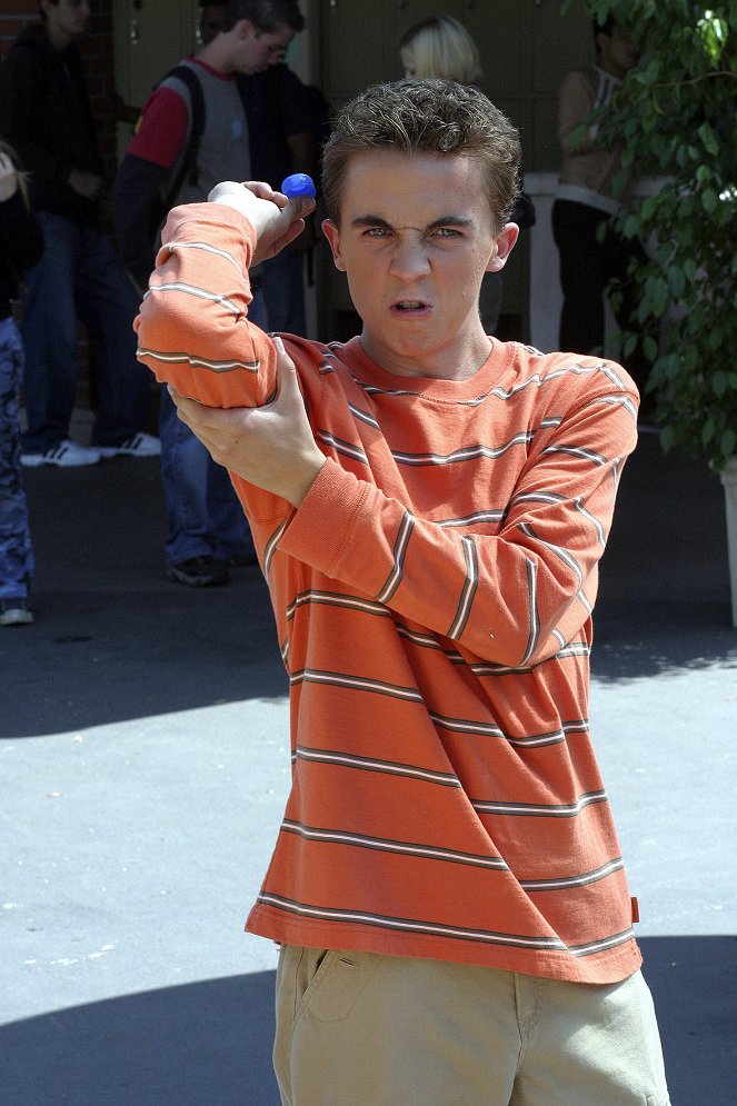 Malcolm in the Middle - Season 5 - Malcolm Films Reese - Photos - Frankie Muniz
