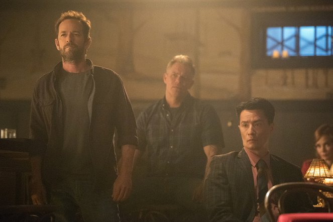 Riverdale - Capítulo 41: Cazador de hombres - De la película - Luke Perry, Martin Cummins, Matthew Yang King