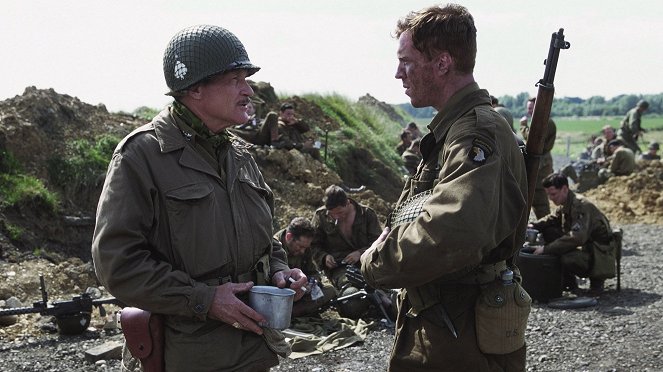 Band of Brothers - Crossroads - Photos - Dale Dye, Damian Lewis