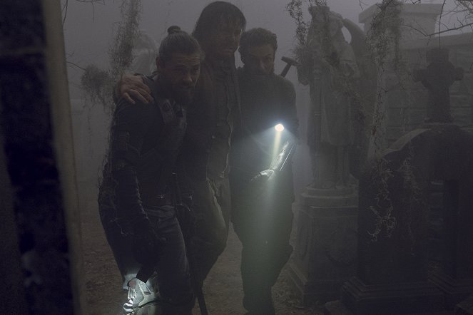 The Walking Dead - Geflüster - Filmfotos - Tom Payne, Josh McDermitt, Ross Marquand