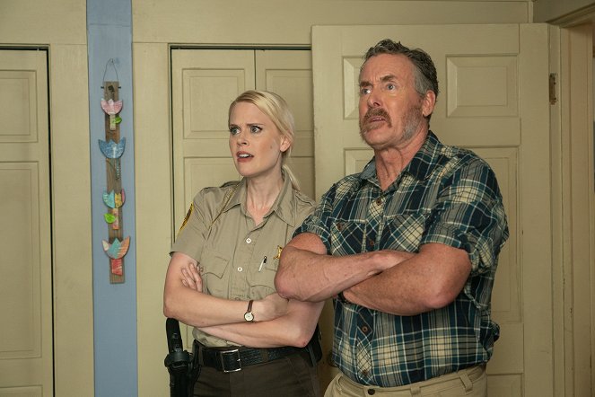 Stan Against Evil - Larva My Life - Z filmu - Janet Varney, John C. McGinley