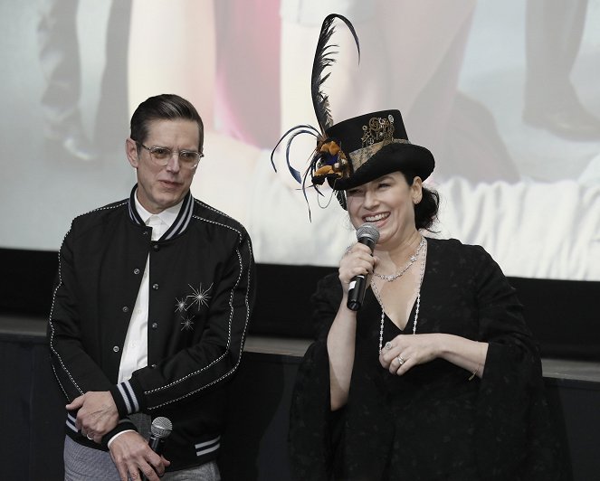 Wspaniała pani Maisel - Season 2 - Z imprez - Premiere screening at New York's Paris Theatre on November 29, 2018 - Amy Sherman-Palladino