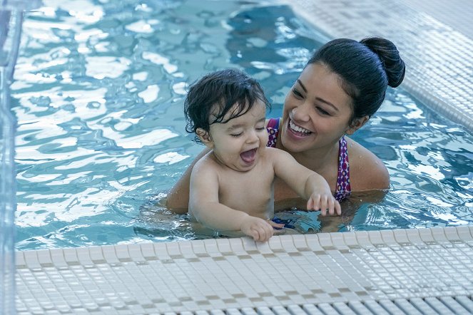 Jane the Virgin - Chapter Thirty-Five - Photos - Gina Rodriguez