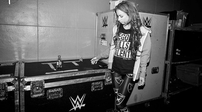 WWE Survivor Series - Van de set - Mercedes Kaestner-Varnado