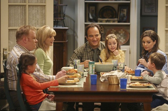 According to Jim - Season 4 - Father-Daughter Dance - Photos - Larry Joe Campbell, Courtney Thorne-Smith, Jim Belushi