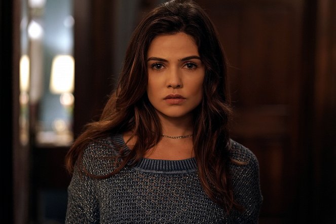 Tell Me a Story - Chapter 5: Madness - Van film - Danielle Campbell
