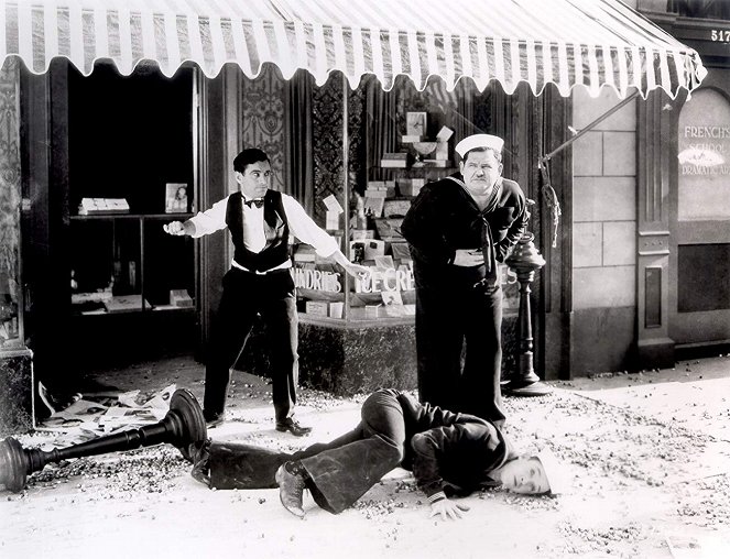 Blaue Jungs in Schwierigkeiten - Filmfotos - Oliver Hardy, Stan Laurel