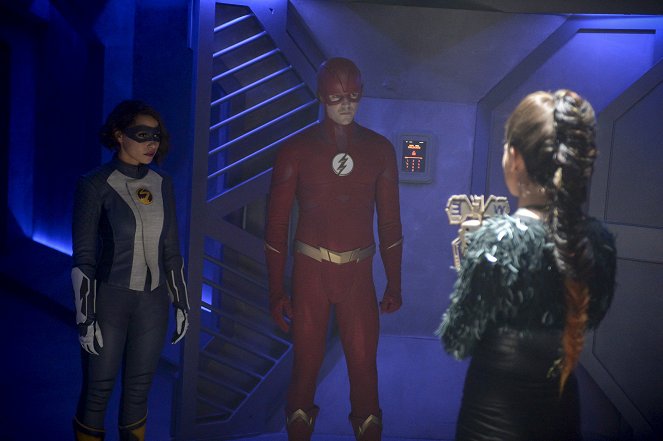 The Flash - O Come, All Ye Thankful - Photos - Jessica Parker Kennedy, Grant Gustin