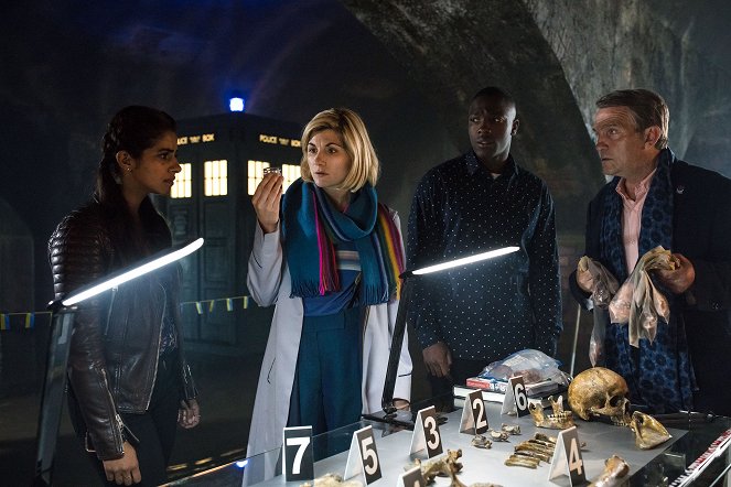 Doctor Who - Resolution - Van film - Mandip Gill, Jodie Whittaker, Tosin Cole, Bradley Walsh