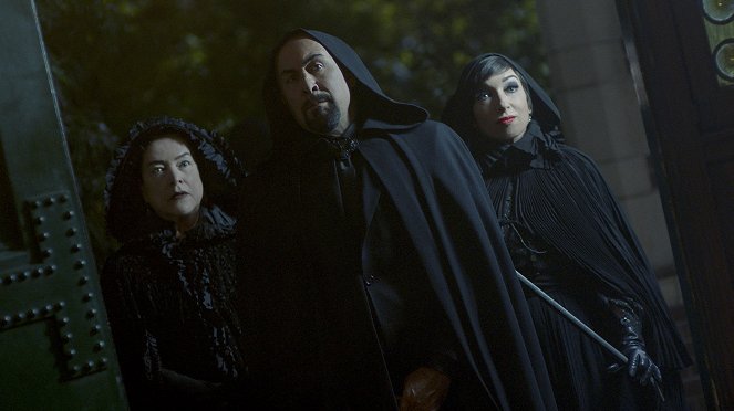 American Horror Story - Return to Murder House - Photos - Kathy Bates, Carlo Rota, Naomi Grossman