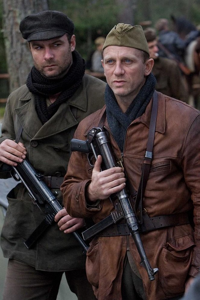 Ellenállók - Filmfotók - Liev Schreiber, Daniel Craig