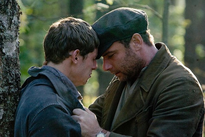 Opór - Z filmu - Jamie Bell, Liev Schreiber