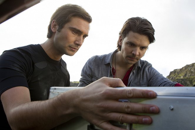 Primeval - Season 5 - The End of the Future: Part 2 - Photos - Ben Mansfield, Andrew Lee Potts