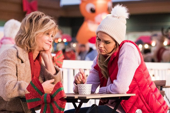 Four Christmases and a Wedding - Van film - Markie Post, Arielle Kebbel