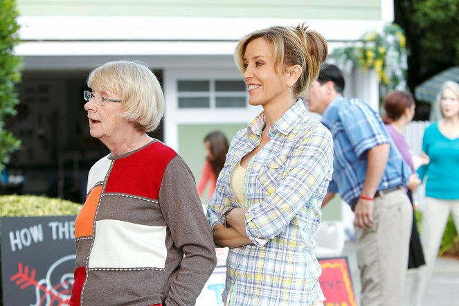 Desperate Housewives - Season 7 - Down the Block There's a Riot - Photos - Kathryn Joosten, Felicity Huffman