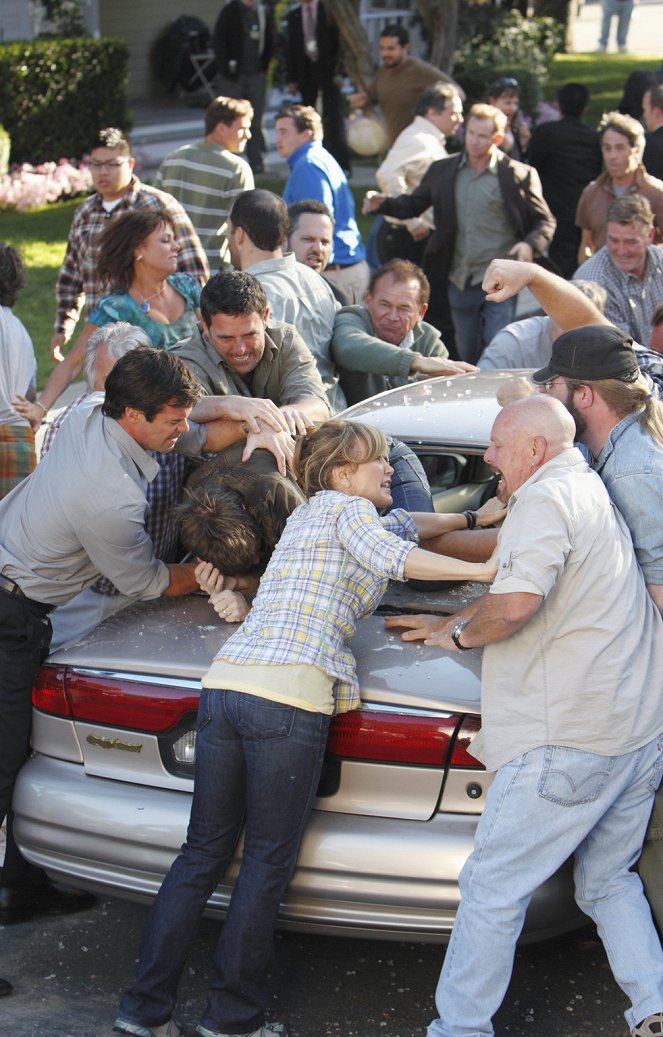 Desperate Housewives - Down the Block There's a Riot - Photos - Tuc Watkins, Felicity Huffman