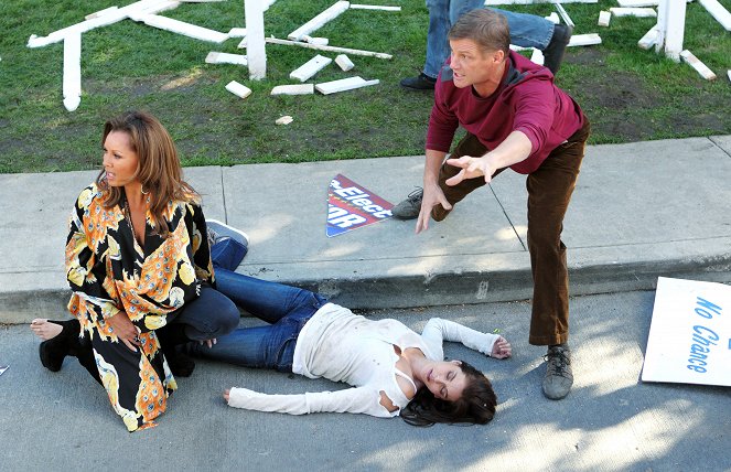 Desperate Housewives - Down the Block There's a Riot - Photos - Vanessa Williams, Teri Hatcher, Doug Savant