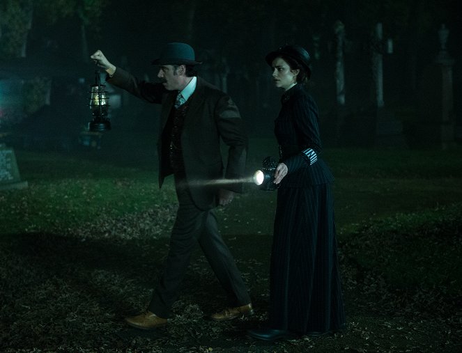 Houdini and Doyle - Des Grafen Vater, ein Vampir? - Filmfotos - Stephen Mangan, Rebecca Liddiard