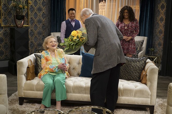 Young & Hungry - Young & Vegas Baby - Van film - Betty White, Rex Lee, Kym Whitley