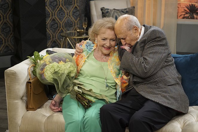 Young & Hungry - Young & Vegas Baby - Filmfotos - Betty White, Carl Reiner