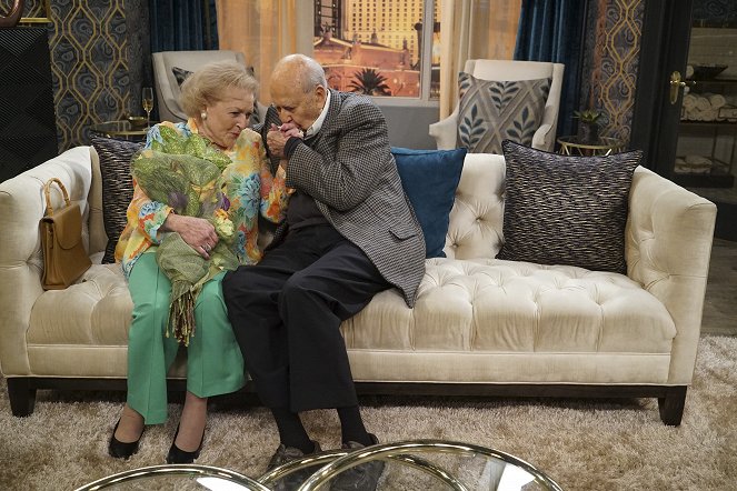 Young & Hungry - Young & Vegas Baby - Z filmu - Betty White, Carl Reiner