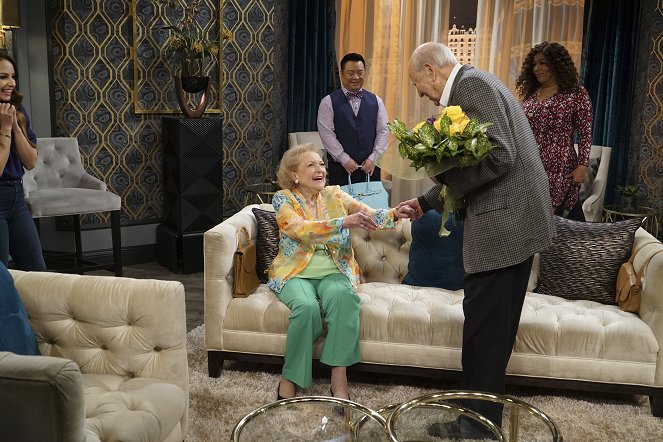 Young & Hungry - Young & Vegas Baby - Filmfotók - Aimee Carrero, Betty White, Rex Lee, Carl Reiner, Kym Whitley