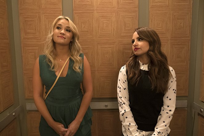Young & Hungry - Young & Mexico, Part 2 - Van film - Emily Osment, Aimee Carrero