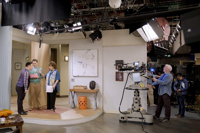 Young & Hungry - Young & Third Wheel - Tournage
