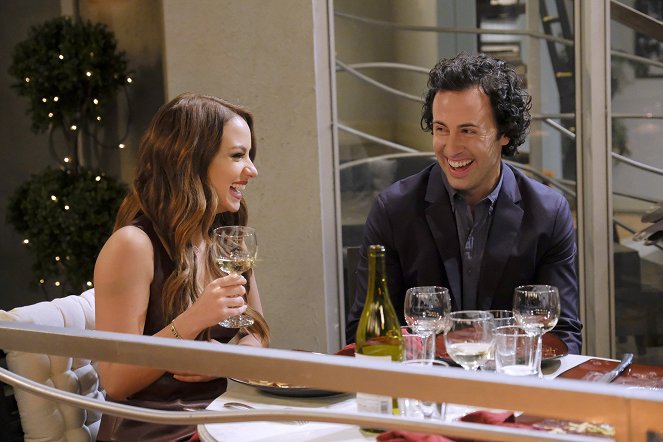 Young & Hungry - Young & Third Wheel - Photos - Aimee Carrero, Tim Rock