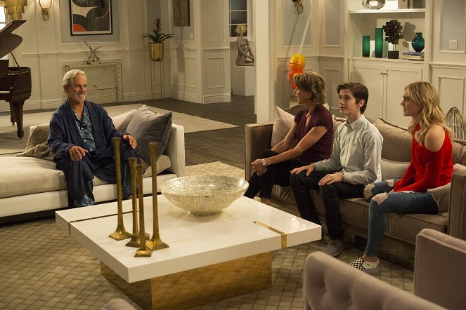 American Housewife - Highs and Lows - Photos - Gregory Harrison, Wendie Malick, Daniel DiMaggio, Meg Donnelly