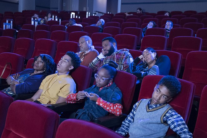 Black-ish - Christmas in Theater Eight - Photos - Jenifer Lewis, Marcus Scribner, Laurence Fishburne, Marsai Martin, Anthony Anderson, Tracee Ellis Ross, Miles Brown