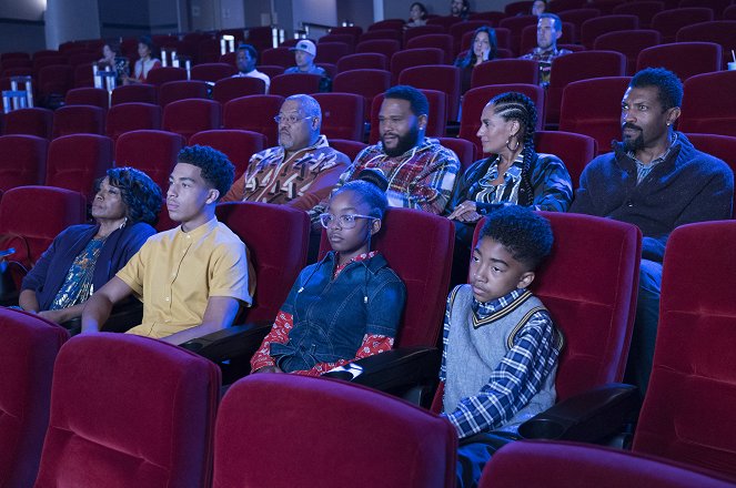Black-ish - Christmas in Theater Eight - Z filmu - Jenifer Lewis, Marcus Scribner, Laurence Fishburne, Marsai Martin, Anthony Anderson, Tracee Ellis Ross, Miles Brown, Deon Cole