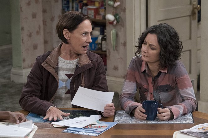 The Conners - Season 1 - One Flew Over The Conners' Nest - Photos - Sara Gilbert, Laurie Metcalf