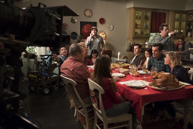 Modern Family - Season 10 - Stuck in a Moment - Van de set - Rico Rodriguez, Ariel Winter, Nolan Gould, Sarah Hyland, Ty Burrell, Julie Bowen