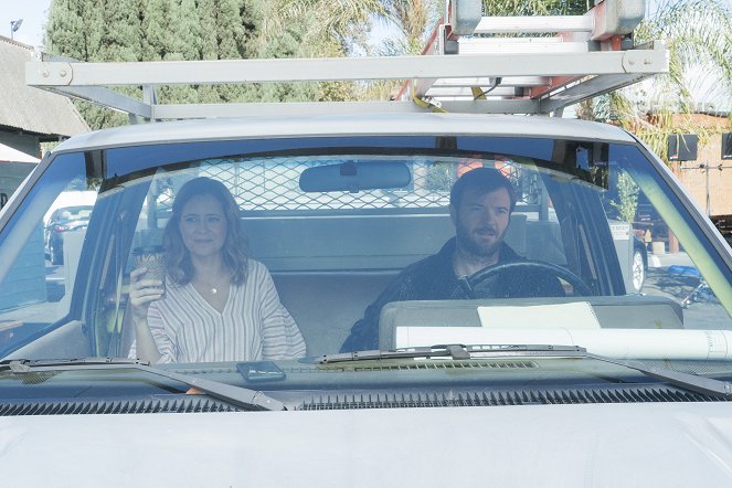 Splitting Up Together - Season 2 - Messy - Photos - Jenna Fischer, Costa Ronin