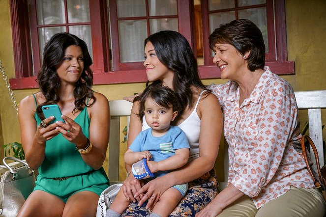Jane the Virgin - Chapter Thirty-Eight - Photos - Andrea Navedo, Gina Rodriguez, Ivonne Coll