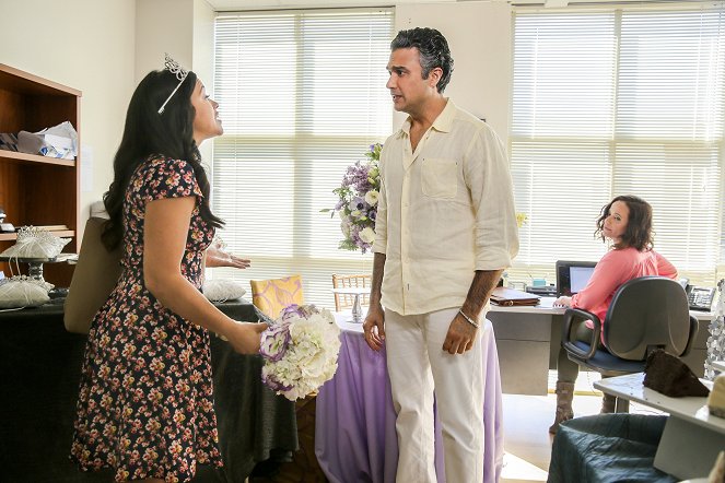 Jane the Virgin - Chapter Forty - Photos - Gina Rodriguez, Jaime Camil