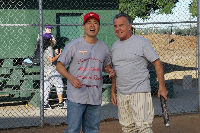Fresh Off the Boat - A League of Her Own - Photos - Randall Park