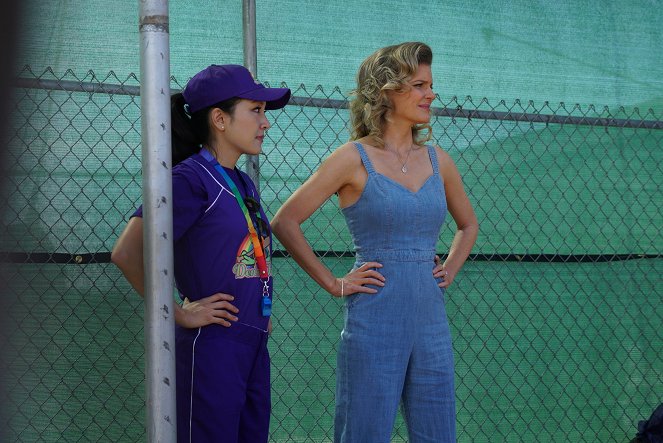 Huangovi v Americe - A League of Her Own - Z filmu - Constance Wu, Chelsey Crisp