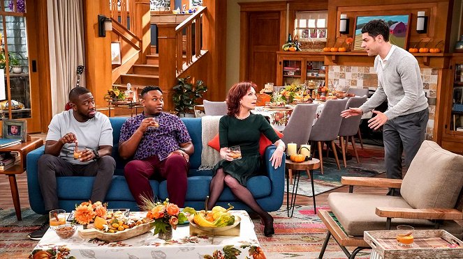 The Neighborhood - Welcome to Thanksgiving - Photos - Sheaun McKinney, Marcel Spears, Marilu Henner, Max Greenfield