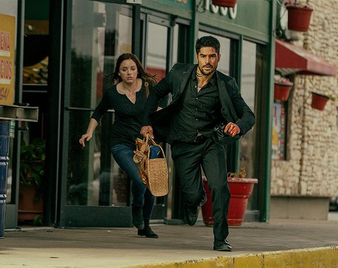 From Dusk Till Dawn: The Series - In a Dark Time - Photos - Madison Davenport, D.J. Cotrona