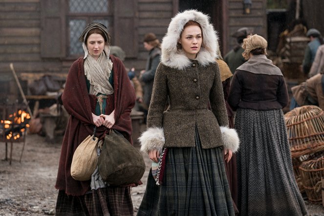 Outlander - W króliczej norze - Z filmu - Caitlin O'Ryan, Sophie Skelton