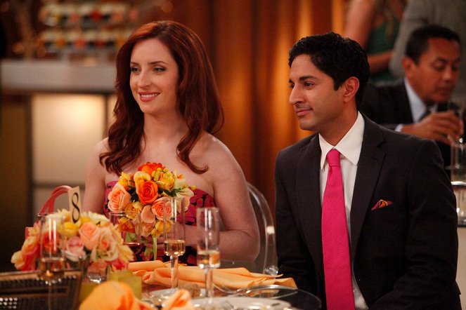 Whitney - Season 1 - Pilot - De la película - Zoe Lister Jones, Maulik Pancholy