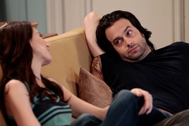 Whitney - Season 1 - A Decent Proposal - Photos - Chris D'Elia