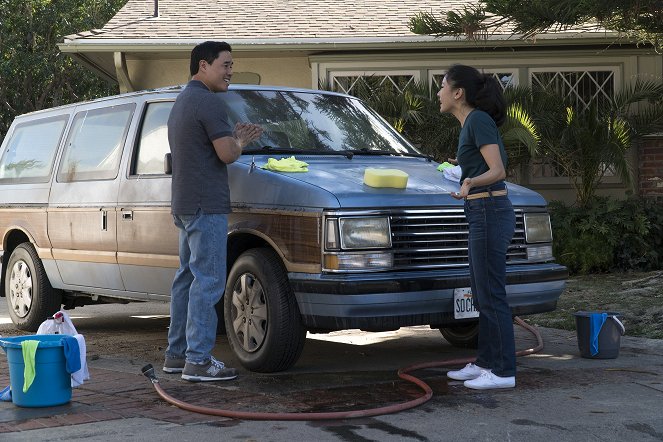 Fresh Off the Boat - The Car Wash - Van film - Randall Park, Constance Wu