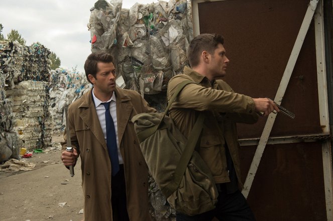 Supernatural - Season 14 - The Spear - Photos - Misha Collins, Jensen Ackles