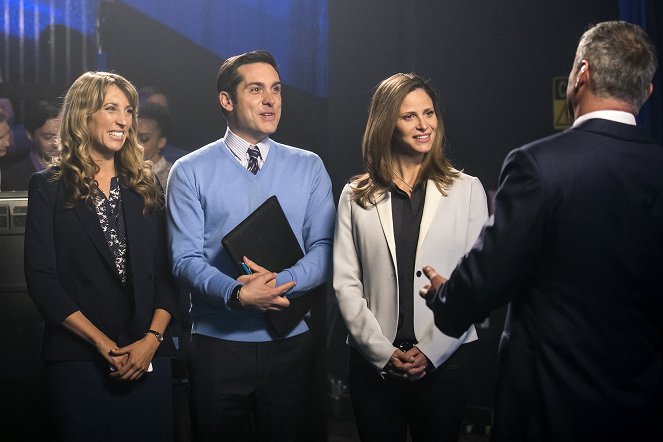 Episodes - Season 5 - Episode 1 - Photos - Daisy Haggard, Joseph May, Andrea Savage