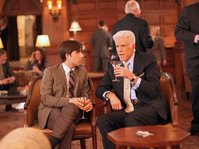 Bored to Death - The Case of the Missing Screenplay - Photos - Jason Schwartzman, Ted Danson
